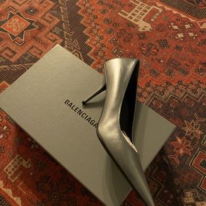 Brand new never worn in box Balenciaga silver pumps. Size 38.5 eur. Size 8 US